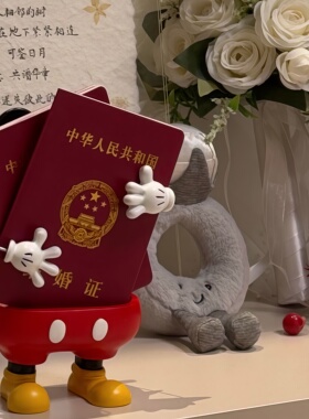 可爱米奇手持结婚证站立收纳摆件