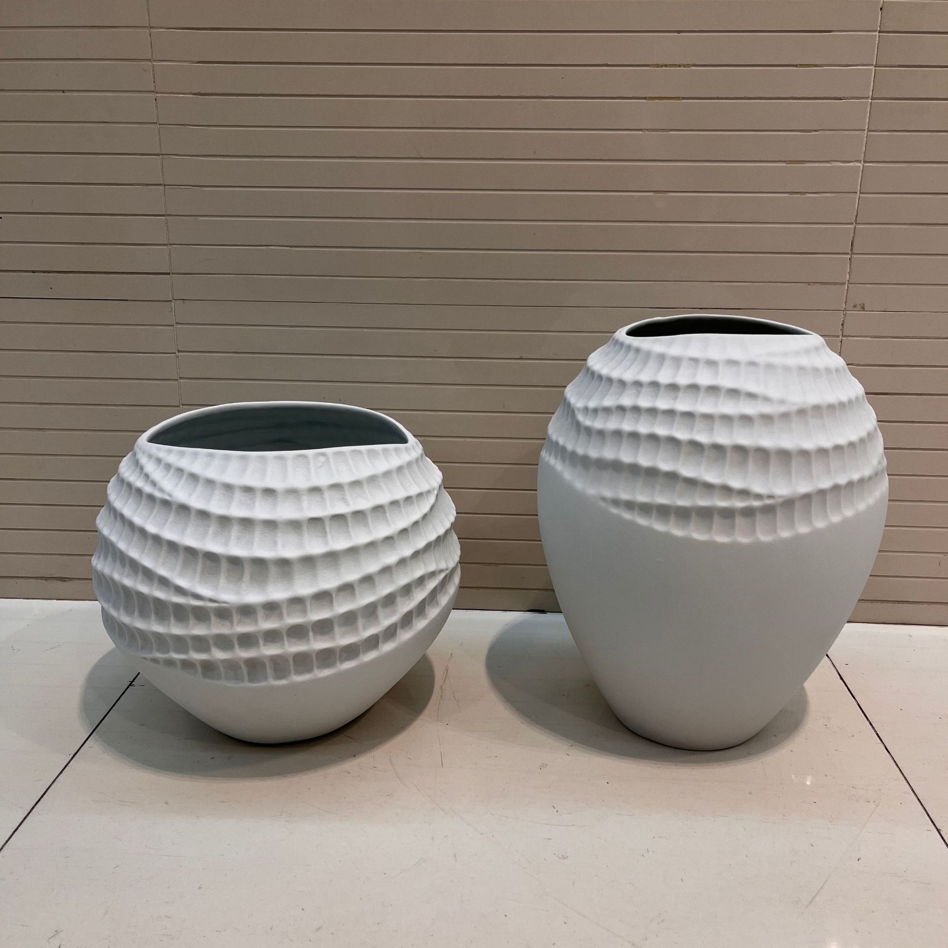 现代简约白色陶瓷雕刻花瓶
