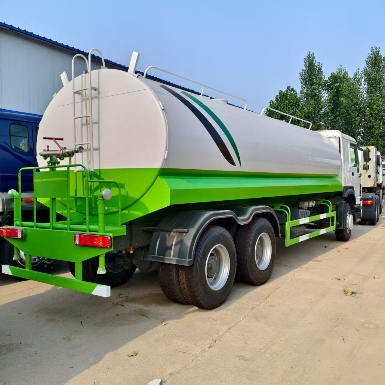重汽豪沃洒水车375马力20方路面洒水车绿化浇灌卡车出口水罐车