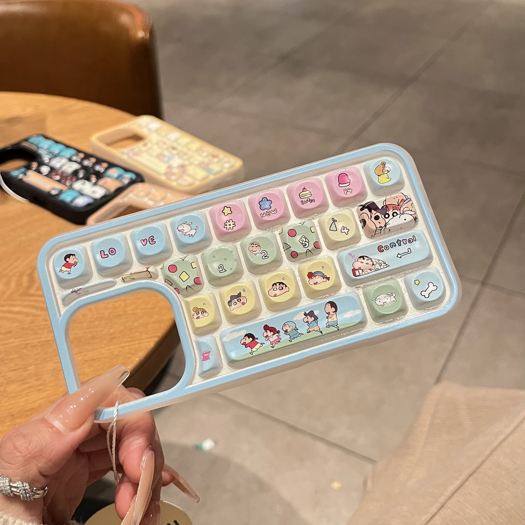 蜡笔小新创意立体键盘壳适用于iPhone16卡通15promax可爱凯蒂猫苹果14pro黄油小熊13吉利猫12情侣防摔保护套