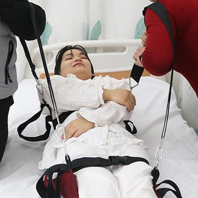 瘫痪病人起身侧卧辅助护理翻身移位垫卧床老人上下楼搬运带轮椅