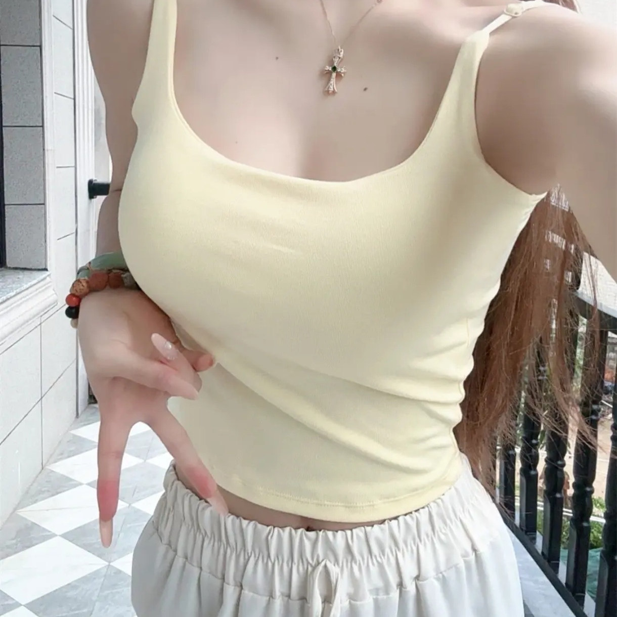 杏色背心文胸带胸垫一体式春夏季吊带打底上衣女无痕内搭外穿内衣