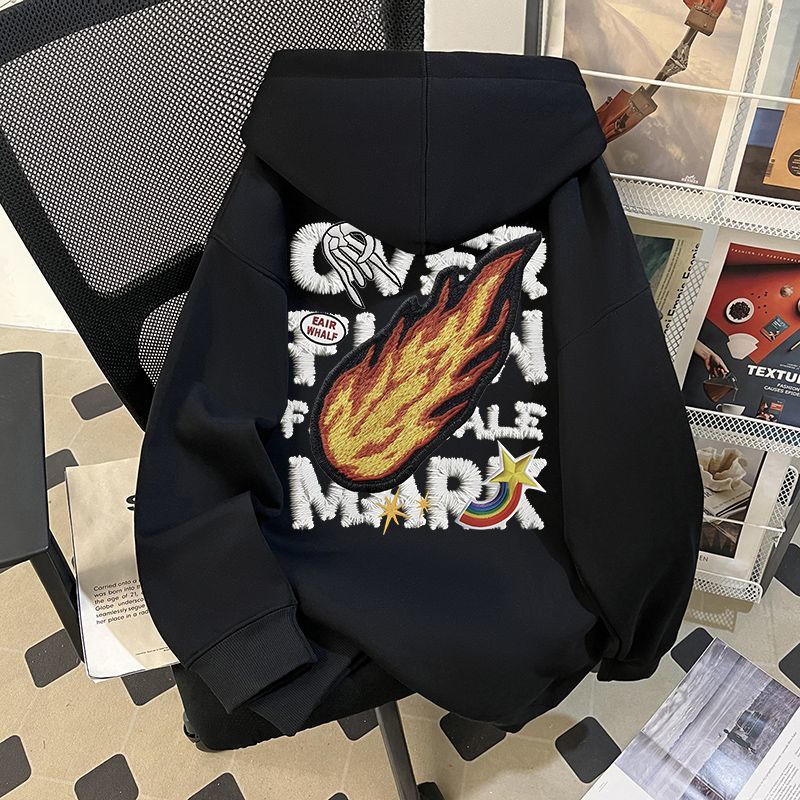 黑色仿刺绣火焰英文印花圆领卫衣