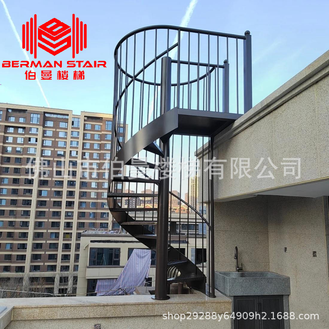跨境出口旋转楼梯日系氛围感玻璃钢结构木踏板户外商场旋转楼梯
