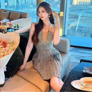 小香风粗花呢链条挂脖连衣裙夏季氛围感穿搭气质名媛千金v领短裙