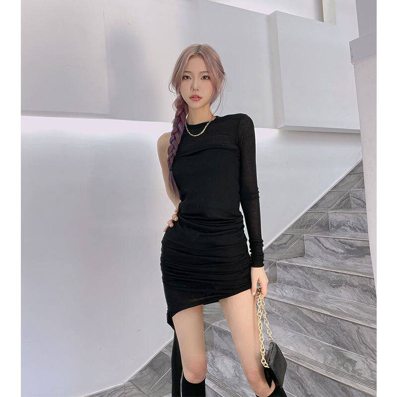 黑色修身连衣裙短款气质