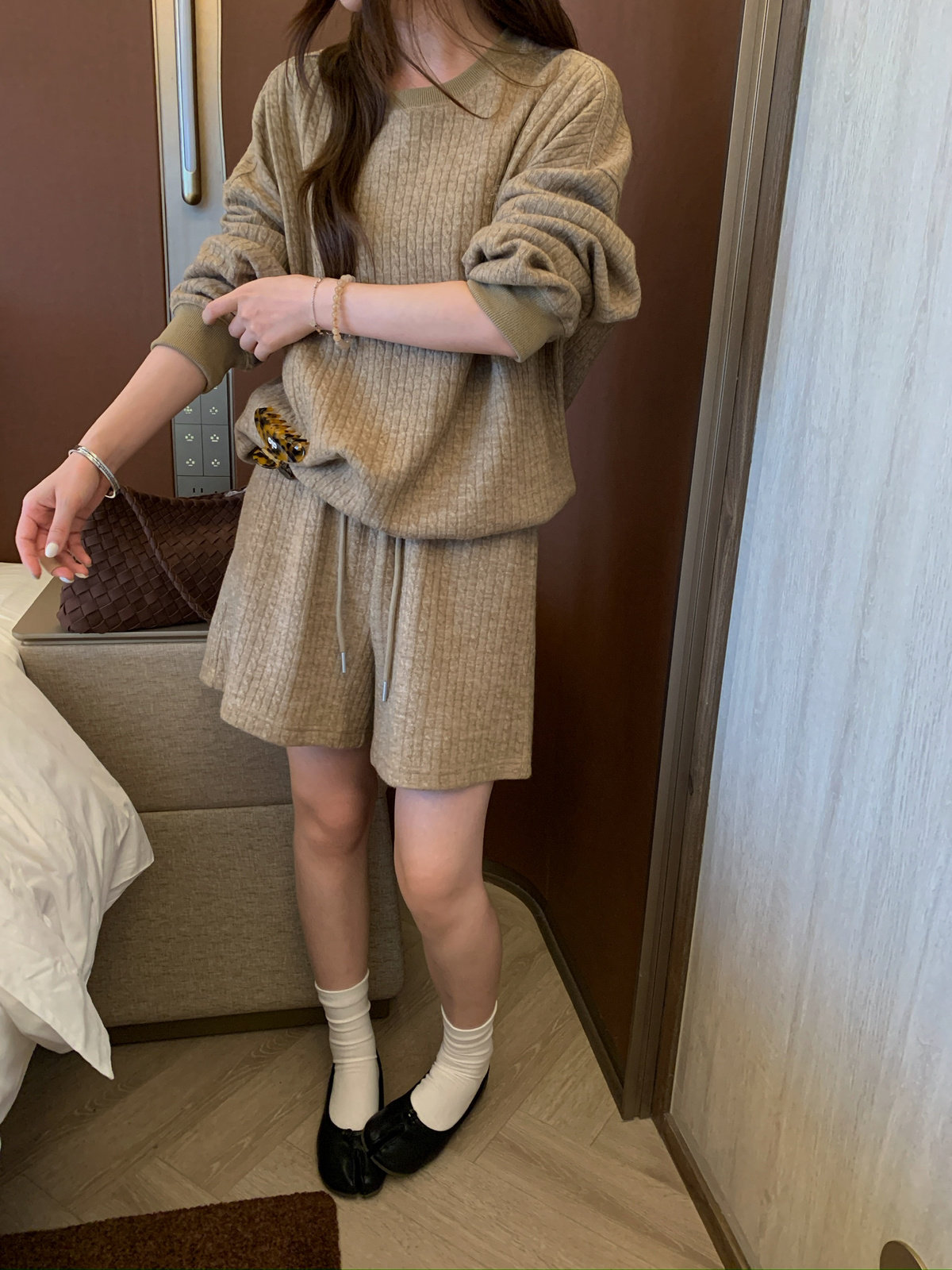 เสื้อสเวตเชิ้ตคอกลมปักตัวอักษรฤดูใบไม้ร่วง Rich Papa2026 พร้อมกางเกงขาสั้นลำลอง ชุดสองชิ้นสำหรับผู้หญิง 63Ad370