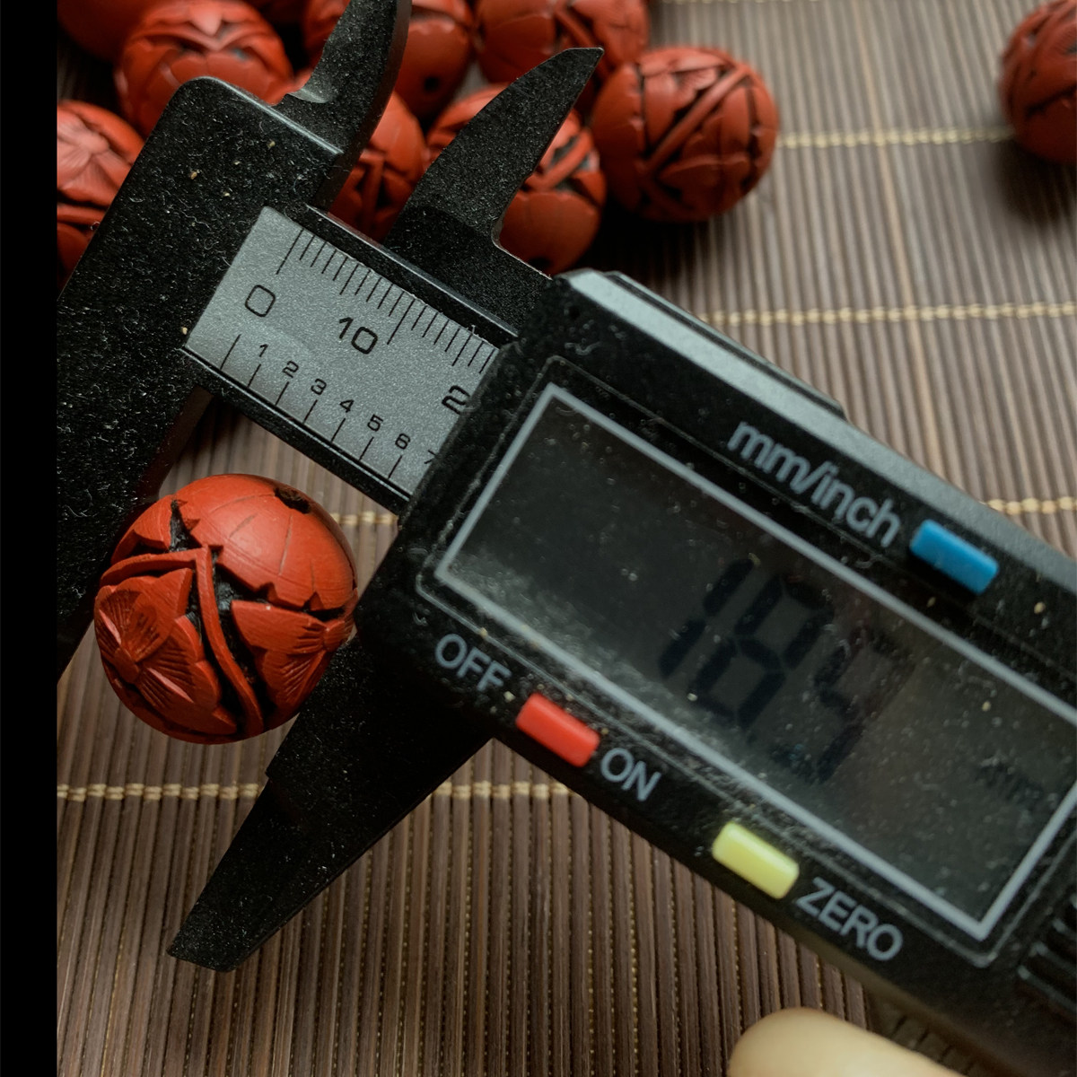19mm创汇时期立体感木胎老雕漆蝴蝶图案通孔珠子