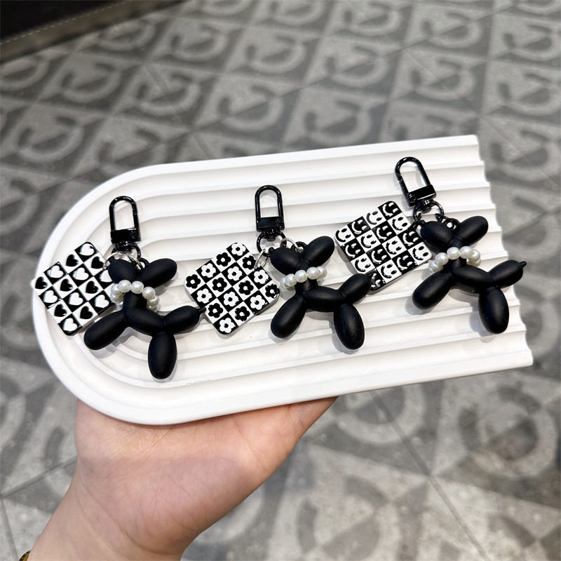 黑白棋盘格钥匙链包包挂饰高级感