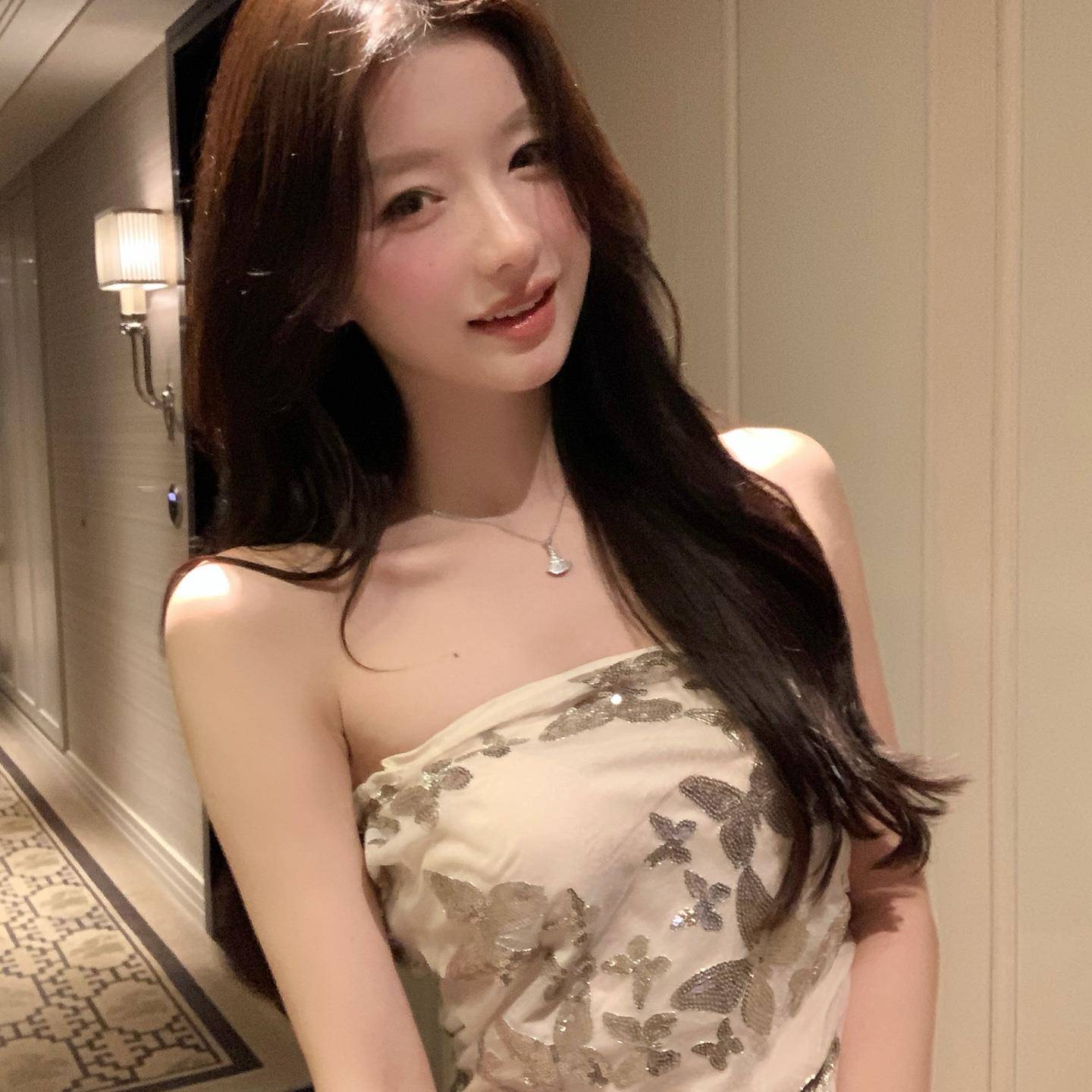 YOLI 张宥利 自成焦点 杏色亮片抹胸上衣女露肩纯欲撞色气质辣妹