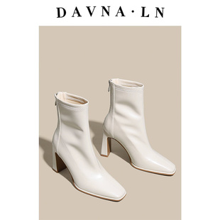 DAVNA`LN高跟短靴女2025秋冬新款白色真皮方头中筒靴FD63054699