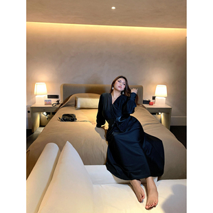 南黑微胖mm法式赫本风高级感V领连衣裙女秋大码性感收腰显瘦长裙