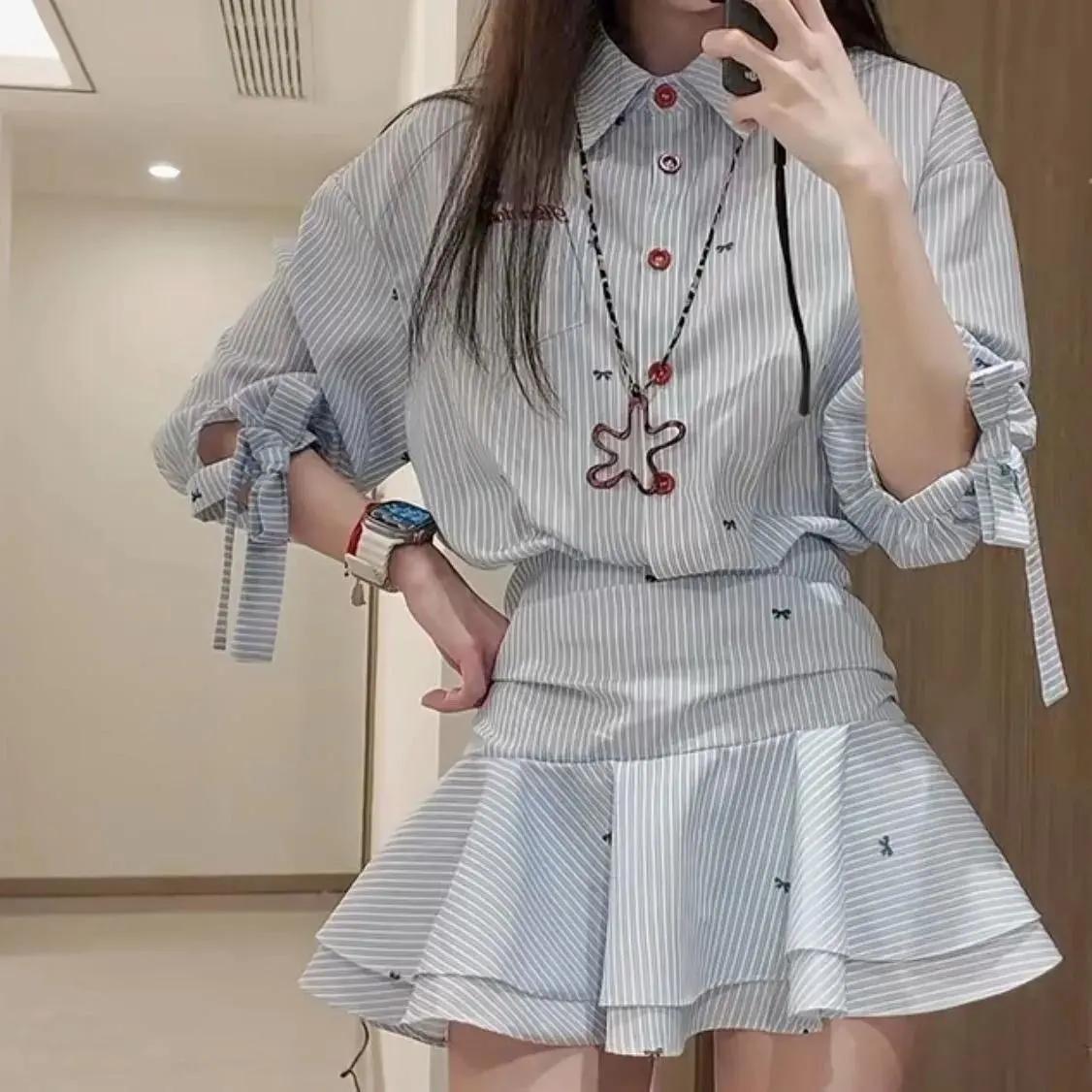 韩版学院风坚条纹收腰翻