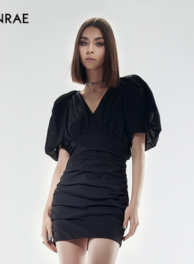 ERINRAE丨黑色V领褶皱设计小黑裙拉链法式连衣裙EF281176MD20