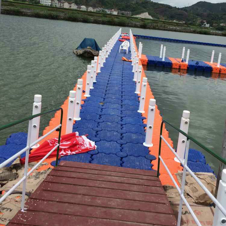 水上码头浮桥搭建 使用寿命长的水上浮筒 水上游乐浮筒平台