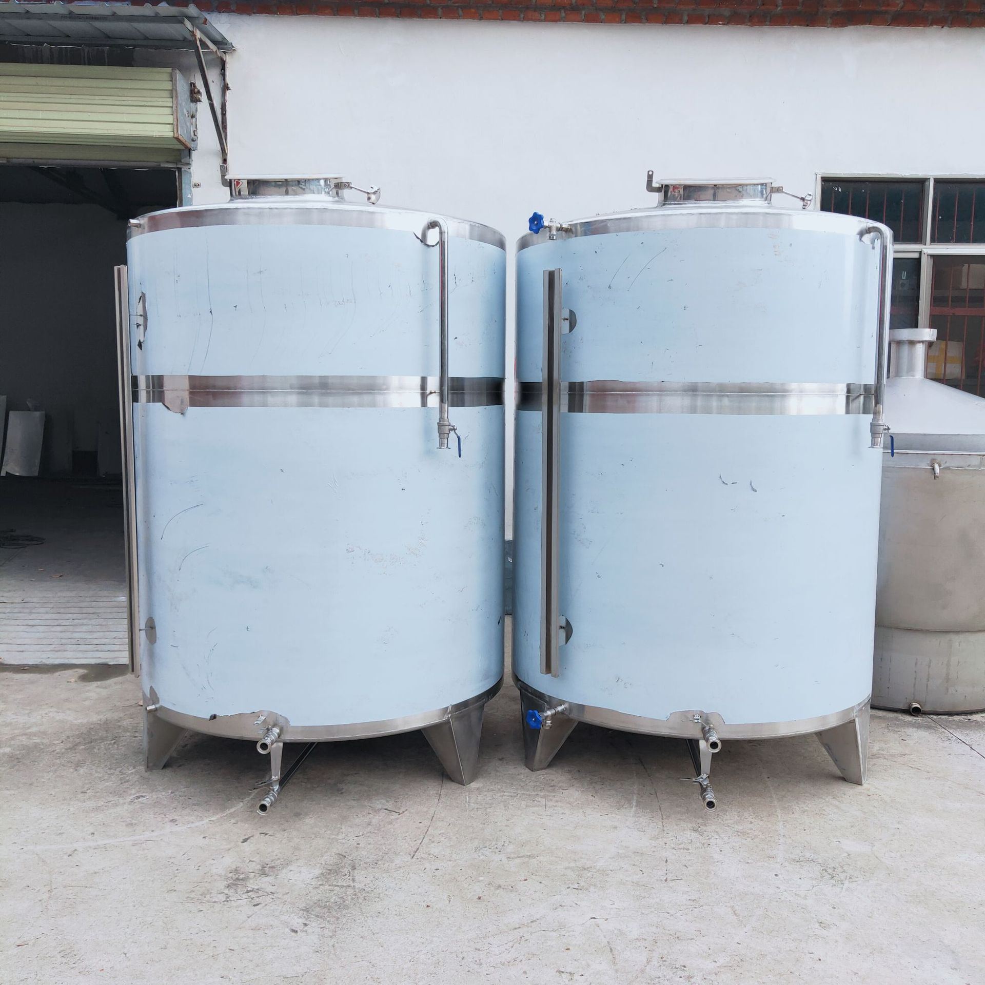 立式不锈钢勾调罐316材质食品厂暂存密封防腐罐304酒水暂存罐