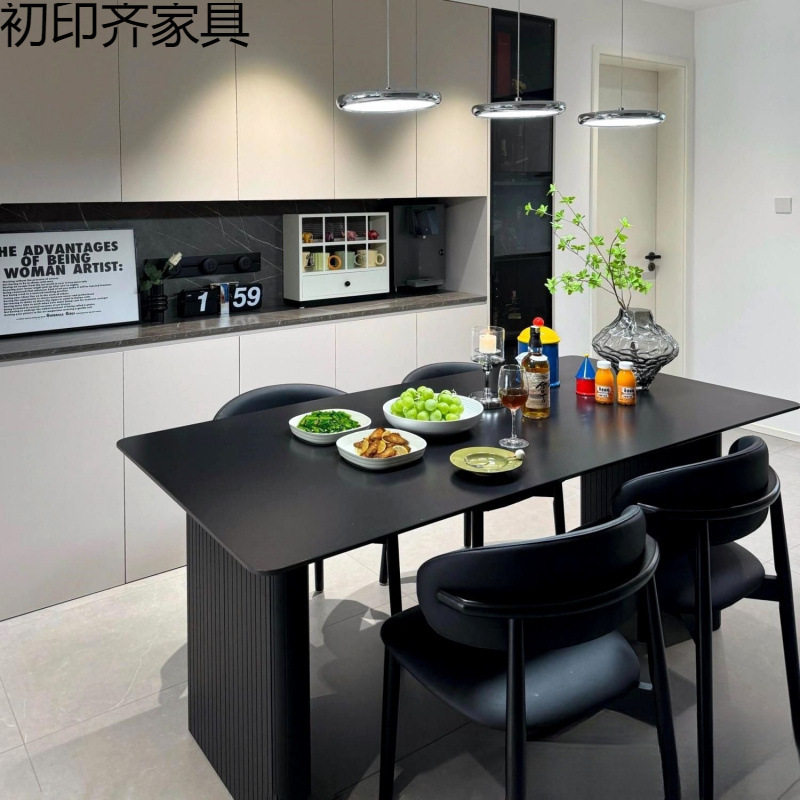 现代简约黑色岩板餐桌椅组合家用小户型轻奢长方形意式饭桌
