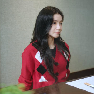 上衣 刘浩存黑白菱格子红色毛衣针织开衫 陷入我们 热恋徐栀同款