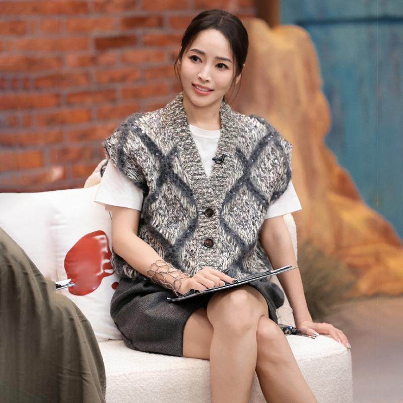 再见爱人同款侯佩岑V领菱格灰色毛衣马甲女背心坎肩针织开衫外套