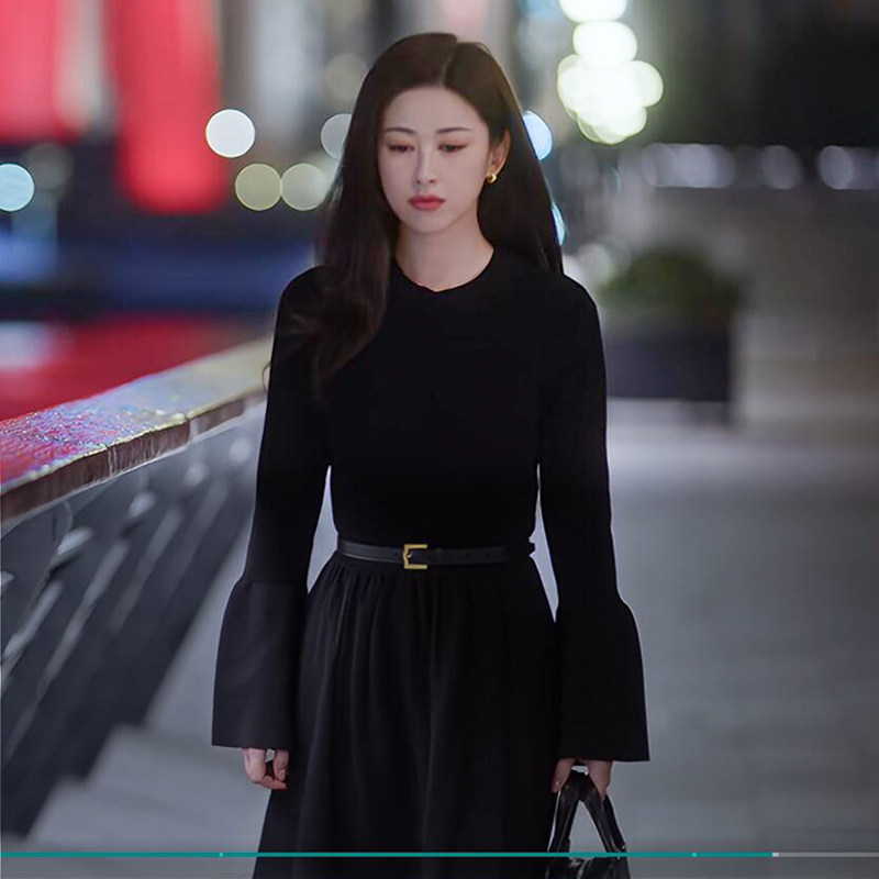 许蜜语纪同款朱珠圆领长袖黑色喇叭袖针织连衣裙长款A字裙春2026