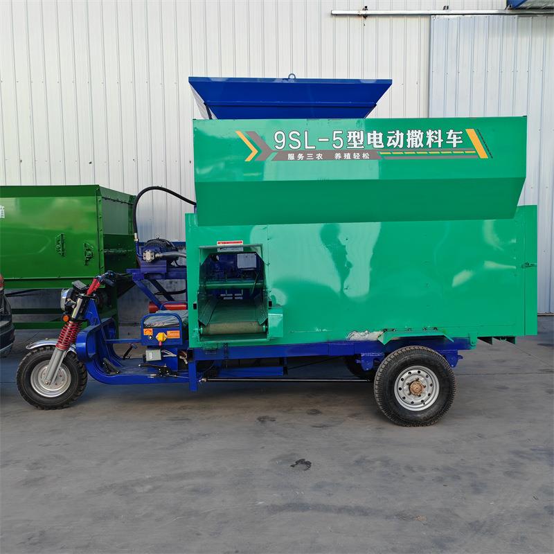 外贸牛羊场充电款喂草机养牛场五立方三轮电动撒料车秸秆喂料车