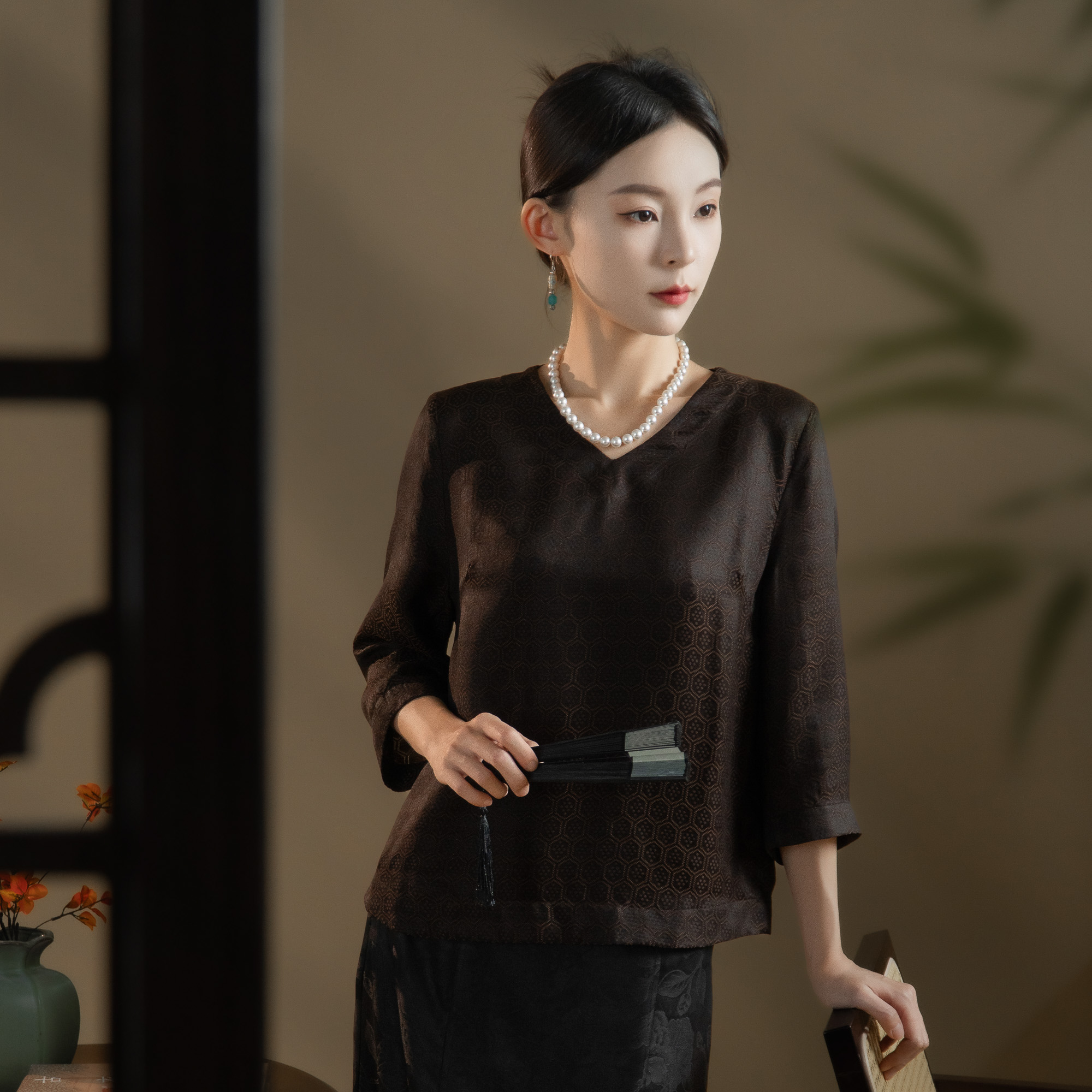 芬领-艺檀-桑蚕丝老料香云纱V领七分袖上衣（2025）SY2151-SY2154