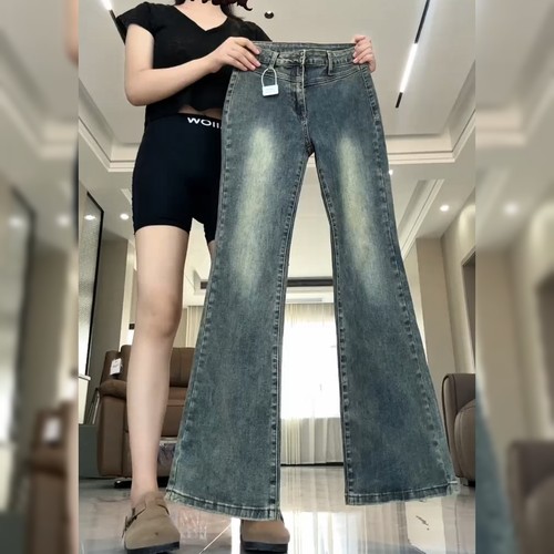 时尚洋气蓝色微喇牛仔裤