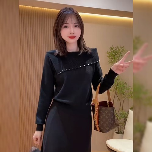 设计感重工钉珠黑色上衣女