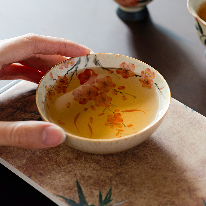 观策器隐梅花陶瓷茶杯普洱杯青花火石红主人杯女士家用喝茶品茗杯