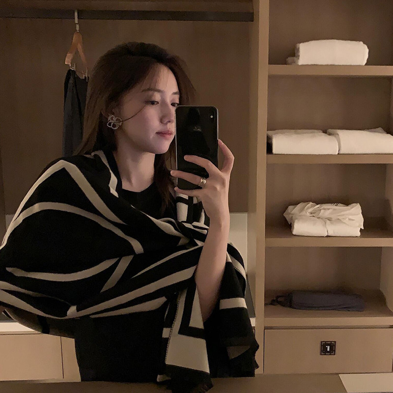 韩版黑白几何百搭披肩女图片