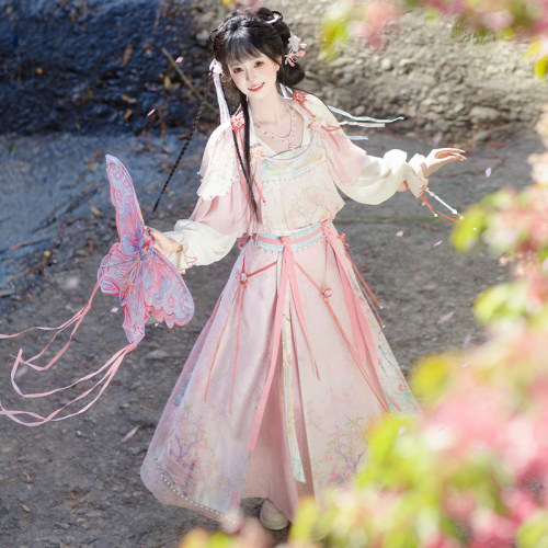 春季国风粉色少女感古装汉服女