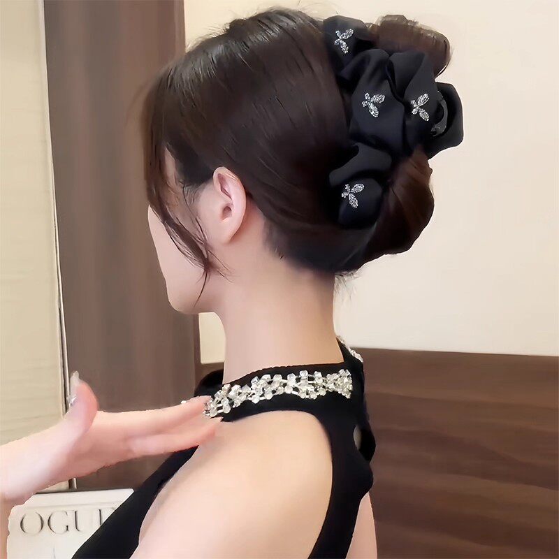 水钻褶皱缎面抓夹女2026新款高级感蝴蝶大号鲨鱼夹精致后脑勺发饰