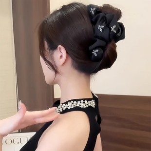水钻褶皱缎面抓夹女2025新款高级感蝴蝶大号鲨鱼夹精致后脑勺发饰