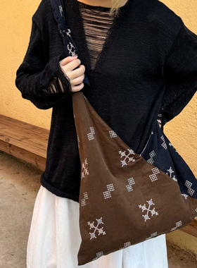 咩奇【蓝莓】三角包蓝棕撞色刺绣拼接单肩斜挎包灯芯绒包包帆布包