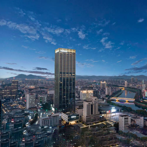 酒店为诸暨高楼云端新地标，俯瞰浦阳江毗邻西施故里 懒人出门遛娃请收好，吃住行游购娱一站式解决 上帝视角景观，观景落地窗可一览城景、江景、山景 有效期至26年6月30日；花呗囤货，不约可退，过期自动退