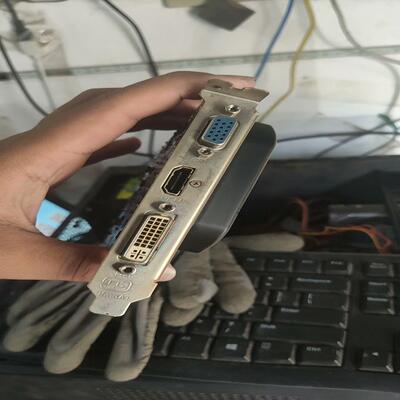 {雅致机械商行}迪兰恒进HD6670  1G 如图实物拍的  正常点亮