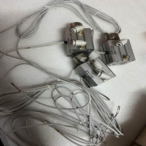 SMC气缸CDQSB25-15-DCQ790 图中三个，打包