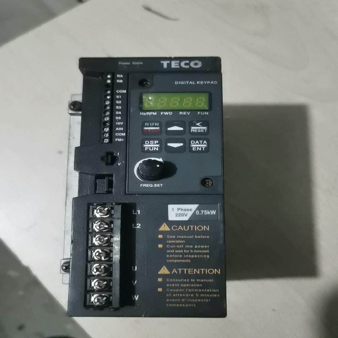 东变频器S310-201-H1DC 0.75KW