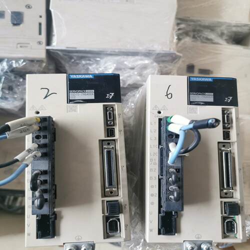 安川驱动器，7系，1000w，靓货，成色新，功能正常。