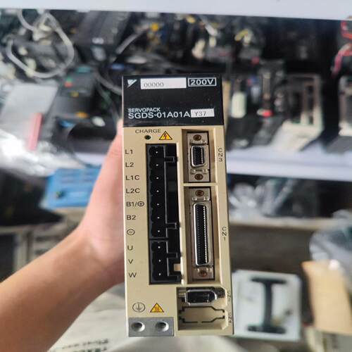 YASKAWA安川 伺服驱动器SGDS-01A01A ，
