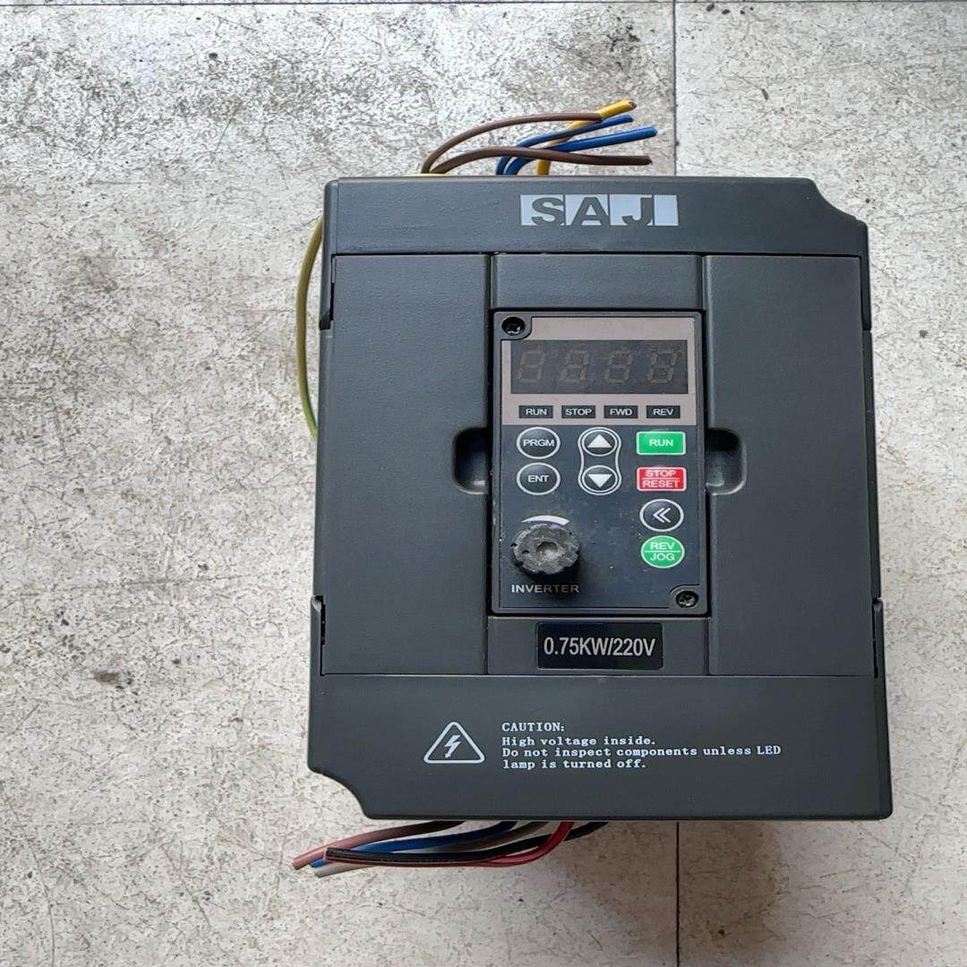 8000B-2SR75GB三晶变频器，0.75千瓦，拍