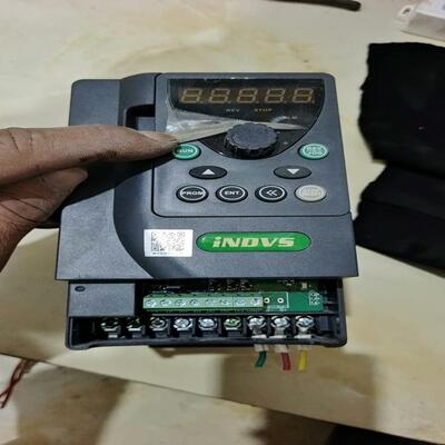 英捷思变频Y300.4/5.5kw成色如图功能完好，缺个下盖