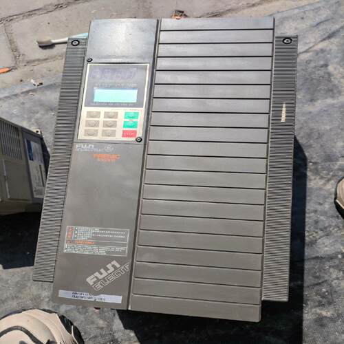 富士FRN15P11S-4CX变频器，图片为