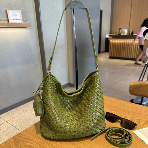 手工编水桶包包女大容量轻奢百搭