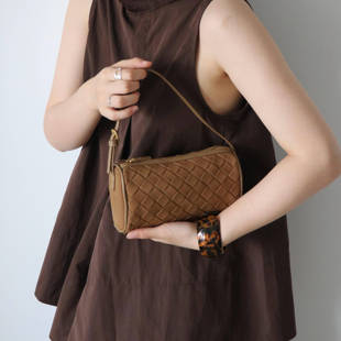 手工编织麂皮绒笔筒包日常手拎小圆筒包高级感小枕头包单肩斜挎包