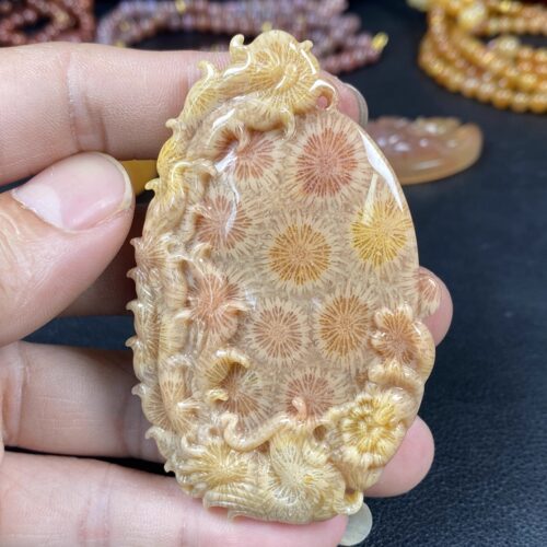 巧雕天然挂件A货玉石吊坠珊瑚玉