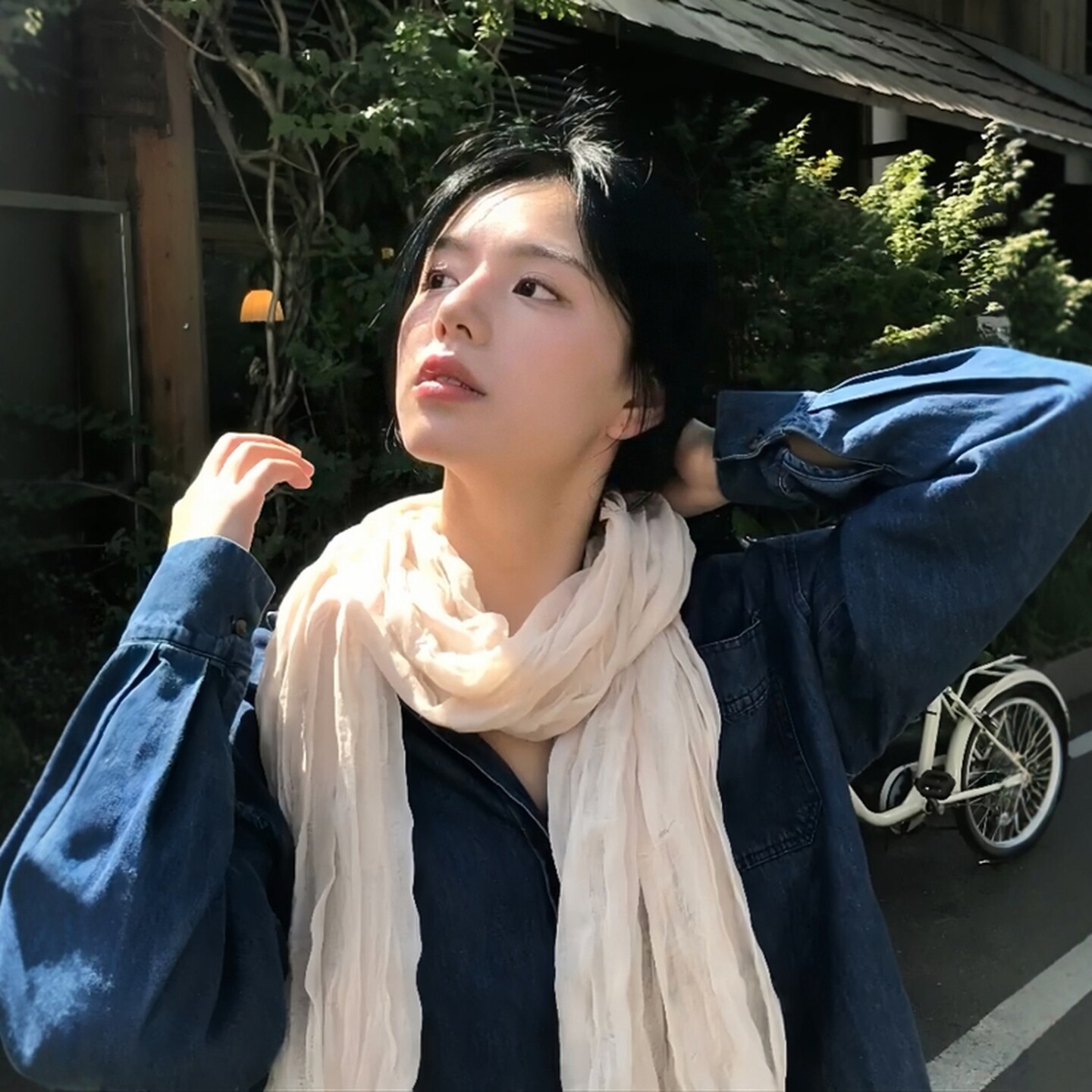 白色丝巾女高级感县城文学复古棉麻围巾褶皱丝巾系脖披肩文艺纱巾