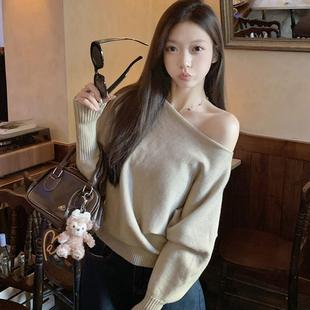 kumikumi气质新款斜肩燕麦色长袖针织衫女装秋季百搭显瘦别致上衣
