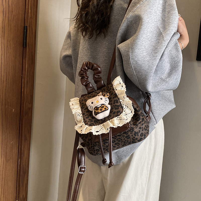 卡通可爱Hellokitty豹纹包包女2025年秋冬新款超火时尚外出双肩包