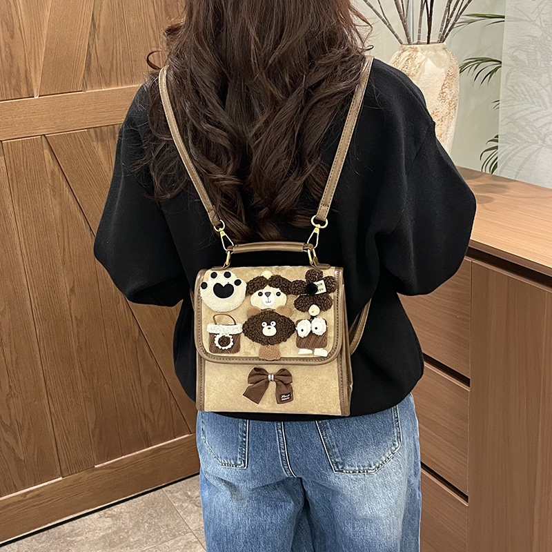 今年流行复古麂皮绒双肩包包女2026年新款可爱公仔单肩斜挎手拎包